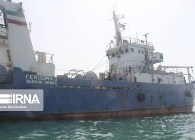 خبرنگاران کشتی متخلف ترال در چابهار توقیف شد