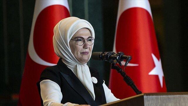 کیف دستی همسر رئیس جمهور هم حاشیه ساز شد! کیف دستی همسر رئیس جمهور هم حاشیه ساز شد!