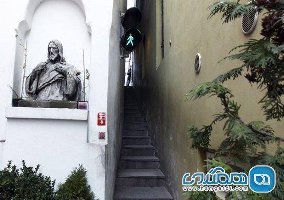 نصب چراغ راهنمایی در باریک ترین خیابان جهان نصب چراغ هدایت در باریک ترین خیابان دنیا