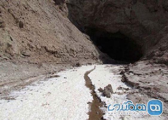 غار نمکی اشتهارد یکی از جاذبه های طبیعی استان البرز است