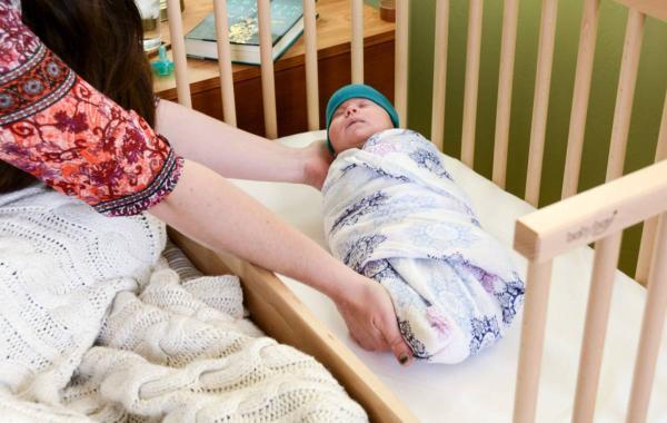 راهنمای انتخاب تخت نوزاد؛ برای خرید یک تخت کنار مادر به چه نکاتی باید توجه کنیم؟